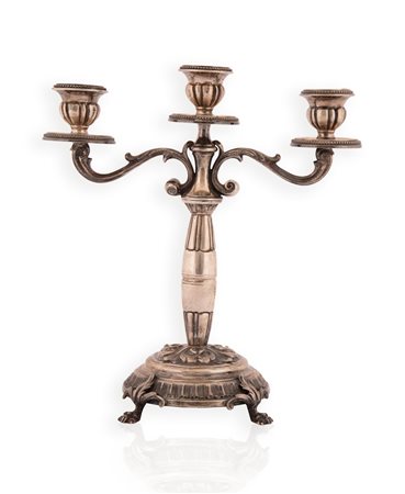    Candelabro in argento a tre luci cesellato con volute vegetali  