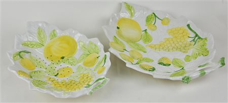 COPPIA DI PORTAFRUTTA IN CERAMICA a forma di foglia con decorazioni in...