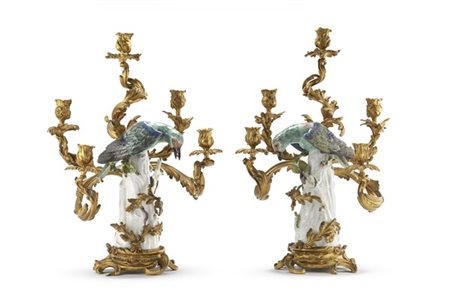 Manifattura di Meissen, secolo XVIII. Coppia di candelabri a cinque fiamme in p