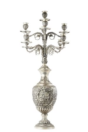 Candelabro in argento a nove fiamme con sostegno a balaustro riccamente decorat