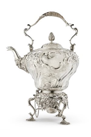 Samovar in argento sbalzato con corpo decorato da volute fiorite e motivi rocai