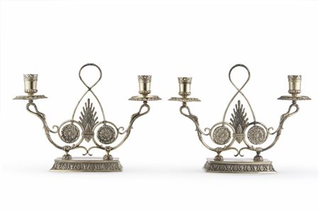 Coppia di candelabri a due fiamme in argento con bracci a collo di cigno e sost