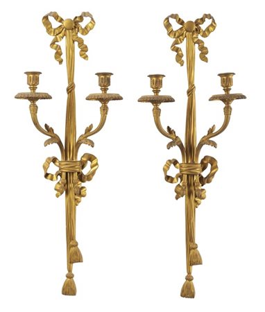 Coppia di applique in bronzo dorato a due luci decorate a finto tendaggio con f