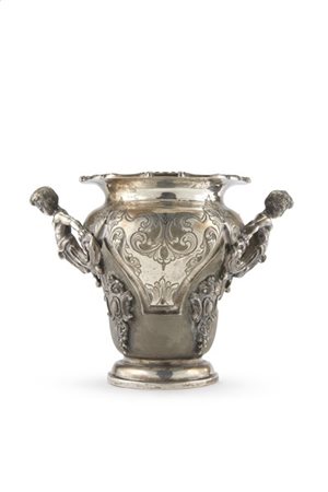 Vaso in argento a balaustro con anse a busto di putto e attaccature a foglie, c