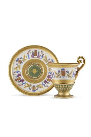 Manifattura francese del secolo XIX. Tazza con piatto in porcellana decorata in