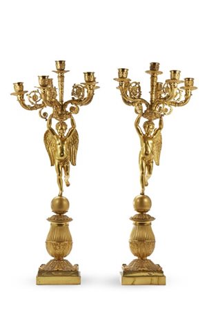 Coppia di candelabri in bronzo dorato a sei luci con bracci decorati a volute f