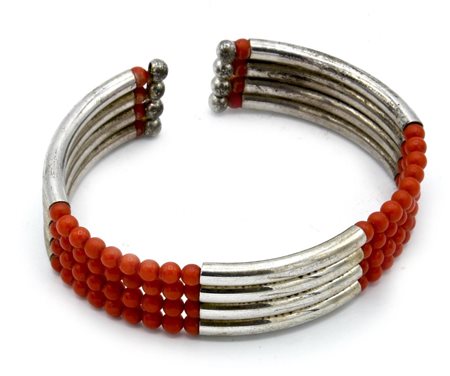 BRACCIALE IN METALLO ARGENTATO E MICRO SFERE DI COLOR ROSSO