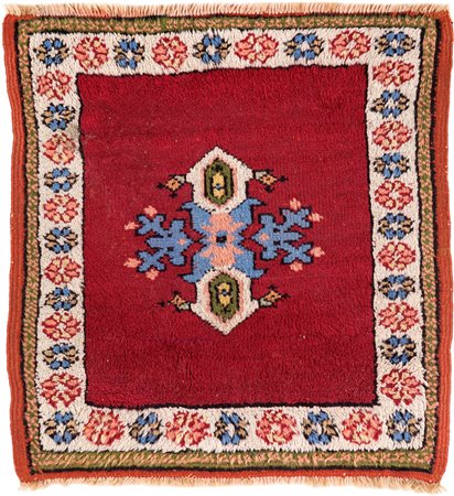 Piccolo tappeto quadrangolare, Anatolia fondo rosso con medaglione centrale;...
