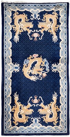 Piccolo tappeto Pechino fondo blu caratterizzato da cinque figure di drago...