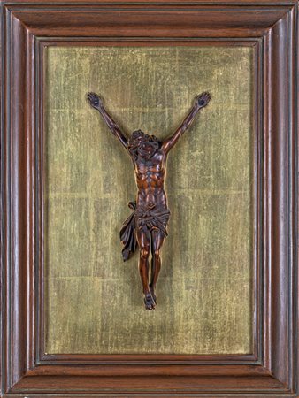 Cristo crocifisso in bosso, XVIII secolo applicato su tavola in legno dorato...