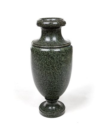 Grande vaso ad urna in marmo verde, XIX secolo , altezza cm 65