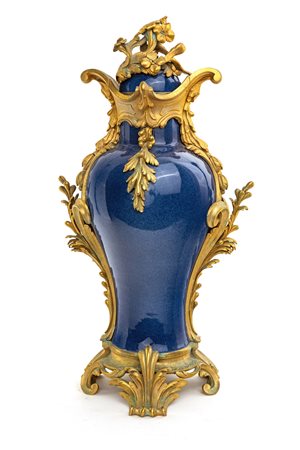 Vaso in porcellana blu e bronzo dorato, Francia, XIX secolo con corpo ad...