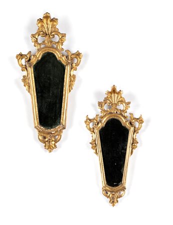 Due specchiere in legno dorato dalle analoghe caratteristiche, XVIII secolo...