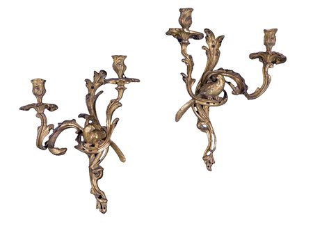 Coppia di appliques a due luci in bronzo dorato, XIX secolo caratterizzate da...