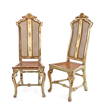 Coppia di sedie in legno laccato crema, Veneto, XVIII secolo dorate lungo i...