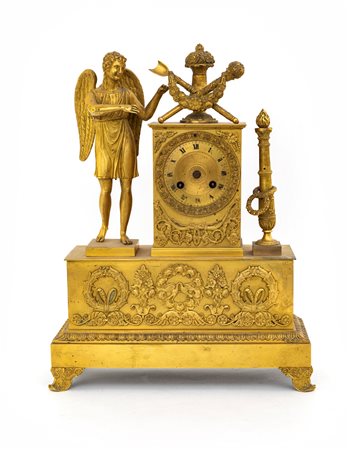 Orologio da tavolo in bronzo dorato, XIX secolo con figura di Cupido su base...