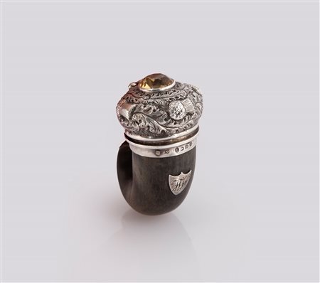  
Snuff mull in corno di capra piegato a fuoco e argento, Chester 1886, argentiere non interamente leggibile 
 cm 5,5x3