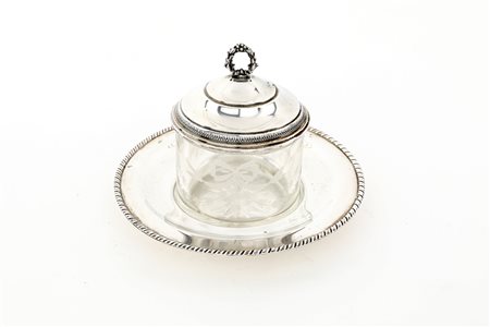  
Formaggera in vetro e argento con coperchio 
 cm 11x9 - diametro del piatto cm 16 - gr. 178
