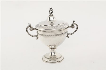  
Zuccheriera in argento con coperchio, Anni Cinquanta 
 cm 14,5x13,5x8,5 -  - gr. 194