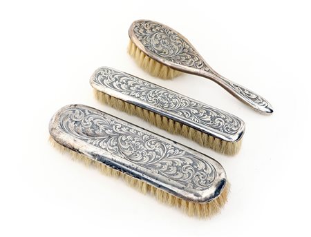 
Tre spazzole da toletta rivestite in lamina d'argento 
 cm 17