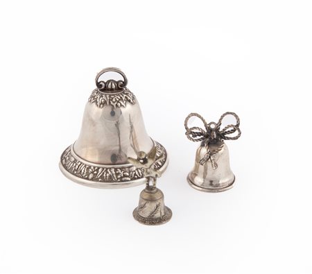  
Tre campanelle in argento a diverso titolo 
 altezza cm 6 e cm 4 - peso complessivo gr. 72