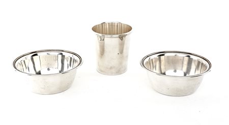 
Bicchiere e coppia di portasapone da barba in argento 
 cm 8,5x8 e cm 5x12 - peso complessivo gr. 322