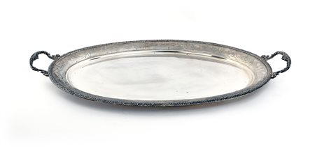  
Vassoio ovale in argento con manici 
 cm 60x37,5 - gr. 1848