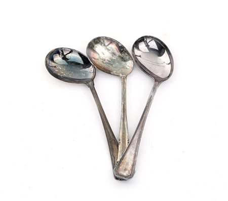  
Tre cucchiai da pappa in argento 
 cm 13 - peso complessivo gr. 62