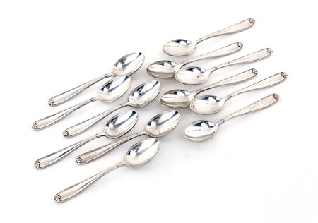  
Dodici cucchiaini da caffè in argento 
 cm 10 - gr. 186
