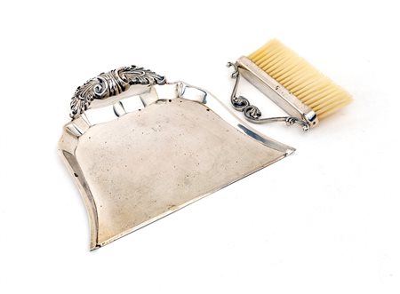  
Paletta raccogli briciole in argento con spazzola 
 cm 17x19 e cm 8,5x11,5 - gr. 198