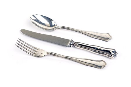  
Tre posate da pasto da bambino in argento 
 cm 15 e cm 18 - peso gr. 60 (escluso il coltello) - astuccio cm 3,5x22,5x13,5