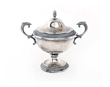  
Zuccheriera biansata in argento con coperchio 
 cm 14x16x10 - gr. 262