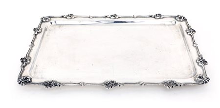  
Piccolo vassoio rettangolare in argento 
 cm 31x23 - gr. 556