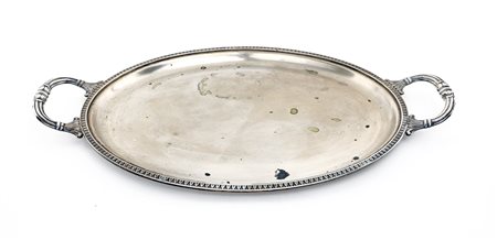  
Vassoio ovale in argento con manici 
 cm 46x28 - gr. 766