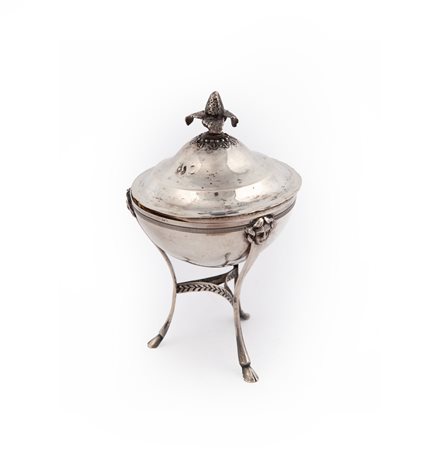  
Zuccheriera in argento con coperchio 
 cm 14,5x8,5 - gr. 134