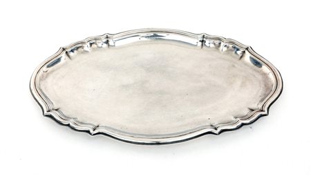  
Piccolo vassoio in argento 
 cm 30x19 - gr. 214
