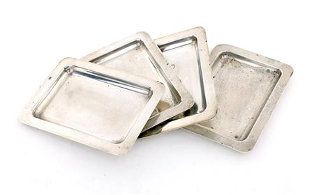  
Quattro piattini posacenere in argento 
 cm 10,7x7,7 - gr. 208