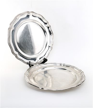  
Due piatti da portata in argento 
 diametro cm 37 e cm 39 - peso complessivo gr. 2070