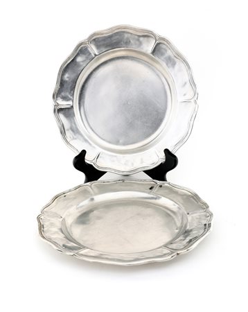  
Coppia di piatti in argento 
 diametro cm 24 - gr. 816