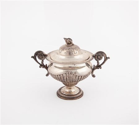  
Piccola zuccheriera in argento con coperchio 
 cm 11x14x8,5 - gr. 200
