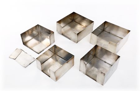  
Cinque contenitori portablocchetto da scrivania in argento 925, manifattura artigianale 
 cm 4,5x10x10 (2) e cm 5x8x8 e cm 4x8x8 e cm 4,5x8x8 - peso complessivo gr. 658