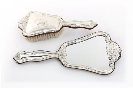  
Specchio e spazzola in legno rivestisti con lamina d'argento 
 cm 33x14 e cm 26x11 rispettivamente