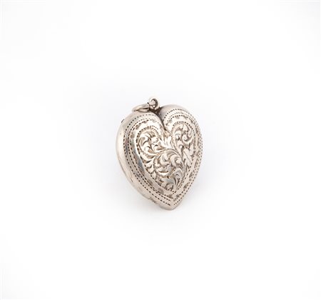  
Pendente porta nei in argento a forma di cuore, Birmingham 1925 
 cm 3,5x3,2 - gr. 10