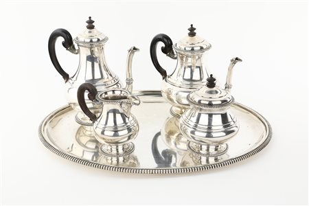  
Servizio da tè e caffè con vassoio in argento 800, Mancini Lefèvre Roma 
 altezza cm 20, 21, 12 e 14 - peso complessivo lordo gr. 1766; vassoio cm 45,5x35,5 - gr. 1518 (peso complessivo gr. 3284