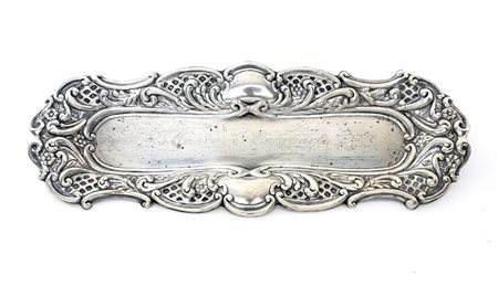  
Vassoietto portapenne in argento 
 cm 24x9 - gr. 138