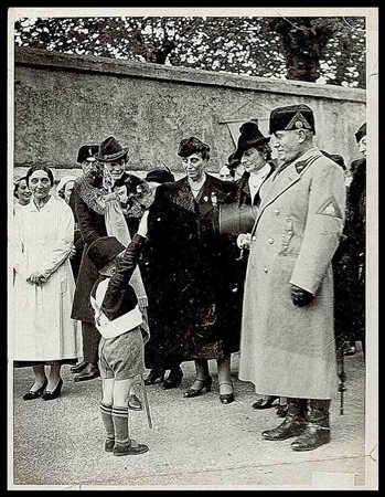 ITALIA, Regno

Foto di Benito Mussolini con balilla ed autorità locali