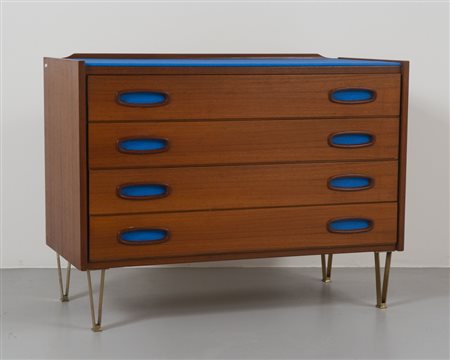 UNA CASSETTIERA, anni '60. <br>Legno di teak, 