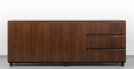 UNA CREDENZA DA CENTRO, anni '60. <br>Legno 