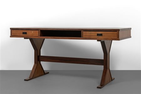 UNA SCRIVANIA, anni '60. <br>Struttura in legno 