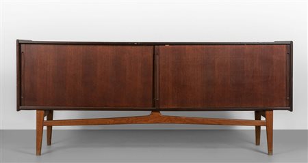 UNA CREDENZA, anni '60. <br>Legno di teak, legno 